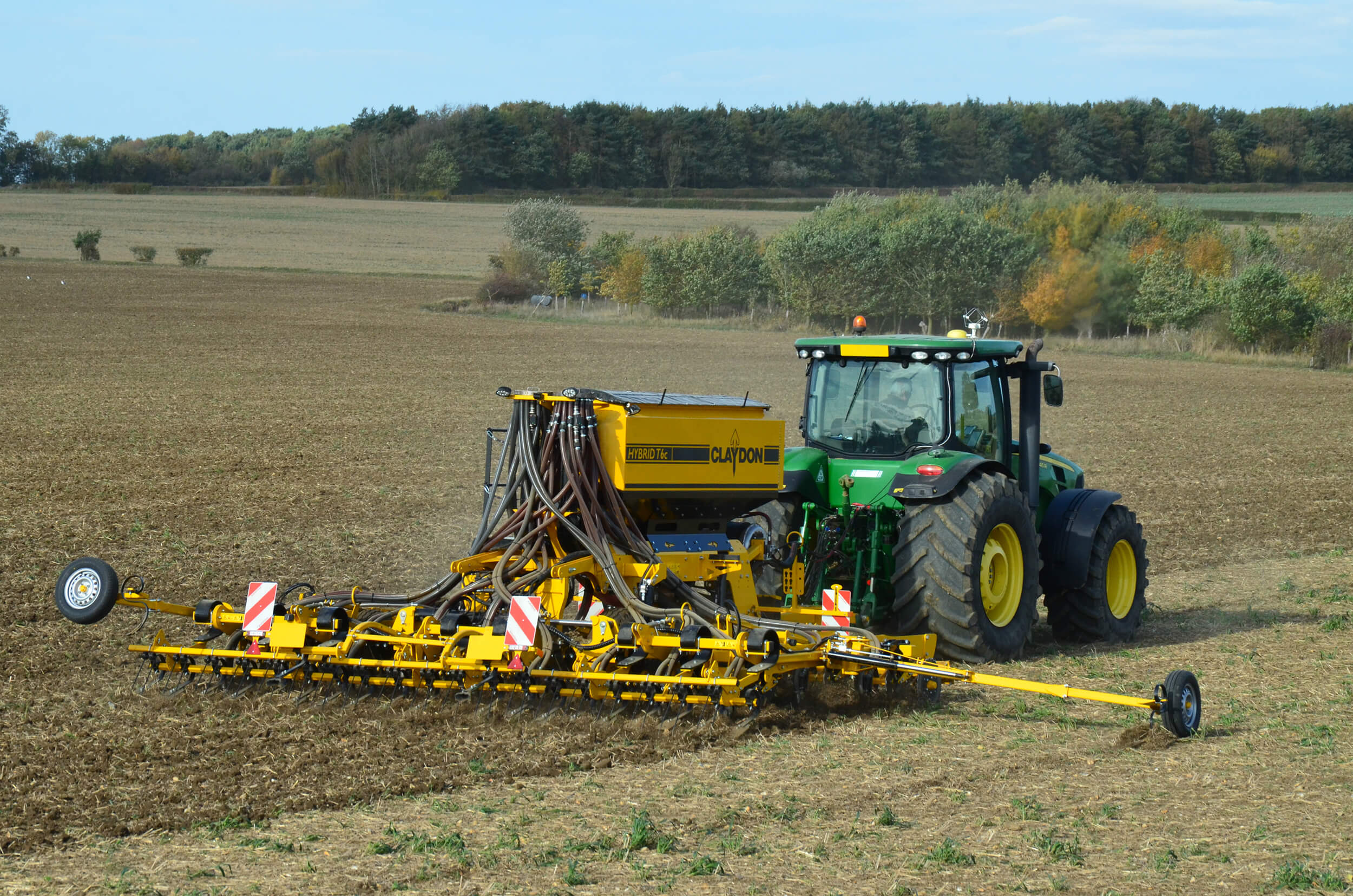 HYBRID T – TRAILED DRILL is drilling the soil